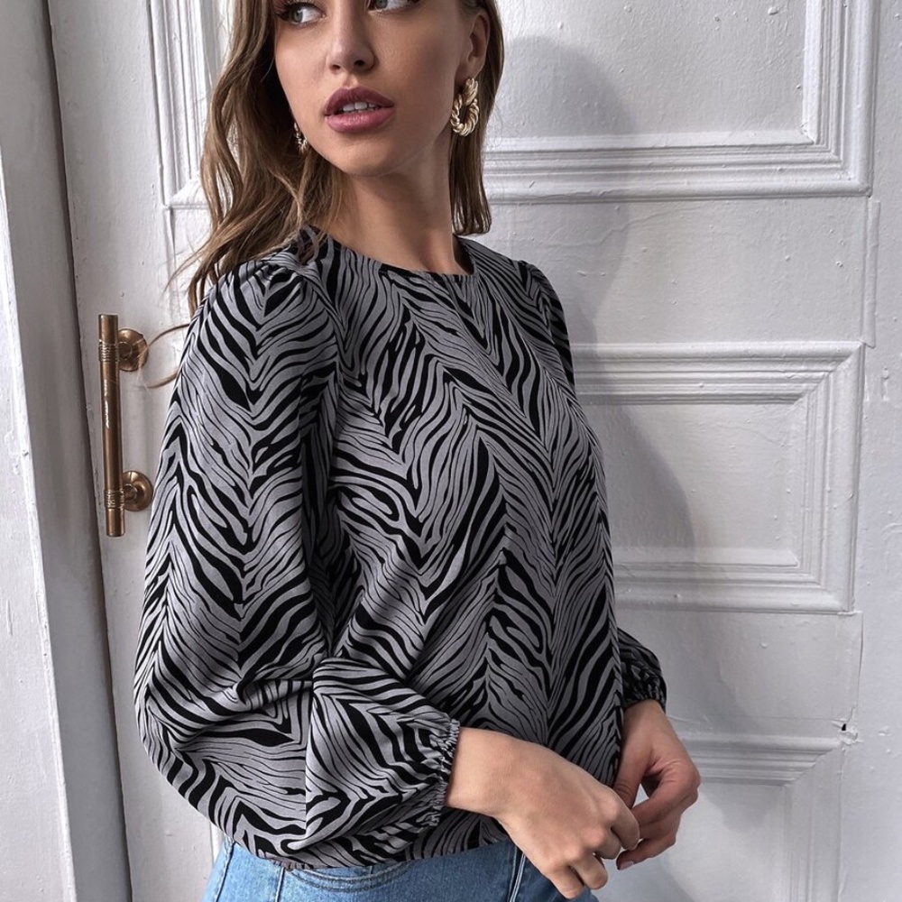 Allover Print Keyhole Back Lantern Sleeve Top